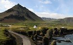 IslândiaA Islândia realizou uma iniciativa bem-sucedida de uma semana de trabalho de 35 a 36 horas, sem redução salarial. O experimento, conduzido entre 2015 e 2019, envolveu cerca de 2.500 trabalhadores em diversos setores. Os resultados mostraram que os funcionários experimentaram menos stress, tiveram melhor equilíbrio entre trabalho e vida pessoal, além de relatarem melhorias em sua saúde e felicidade. O sucesso do programa na Islândia inspirou outros países a explorar a redução da jornada de trabalho
