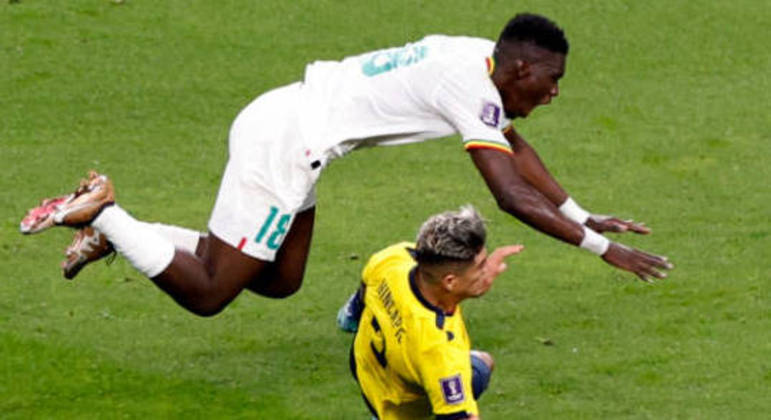  Ismaila Sarr sofre pênalti de  Piero Hincapie na partida entre Senegal e Equador