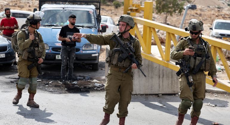 Forças de Israel procuram jovem palestino suspeito de assassinato