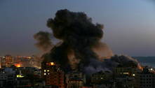 Bombardeio israelense destrói imóvel de 12 andares em Gaza