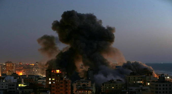 Bombardeio israelense destrói imóvel de 12 andares em Gaza - Notícias - R7 Internacional