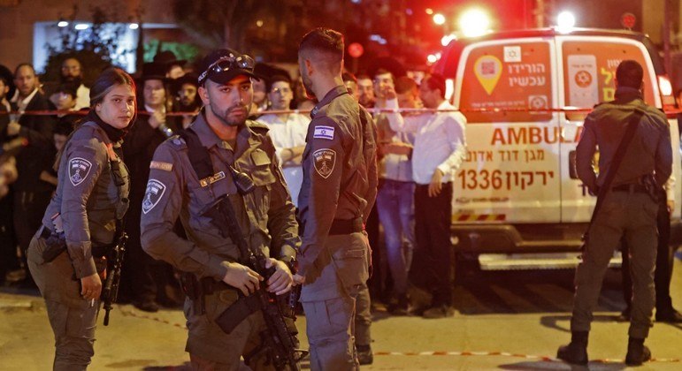 Pelo menos 13 israelenses morreram em ataques supostamente cometidos por palestinos