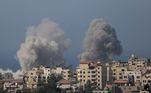 Fumaça é vista após ataques Gaza; território foi dividido em dois, segundo exército israelense