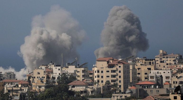 Fumaça é vista após ataques a Gaza; território foi dividido em dois, segundo Exército israelense