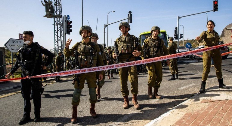 Soldados do Exército de Israel no local onde ocorreu um ataque com faca em um ônibus em Tel Aviv