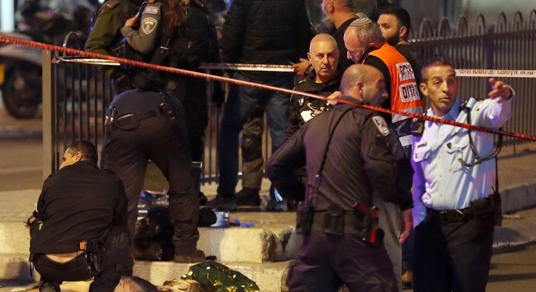 Policiais isolam a cena do crime após palestino atacar judeu a facadas e ser morto
