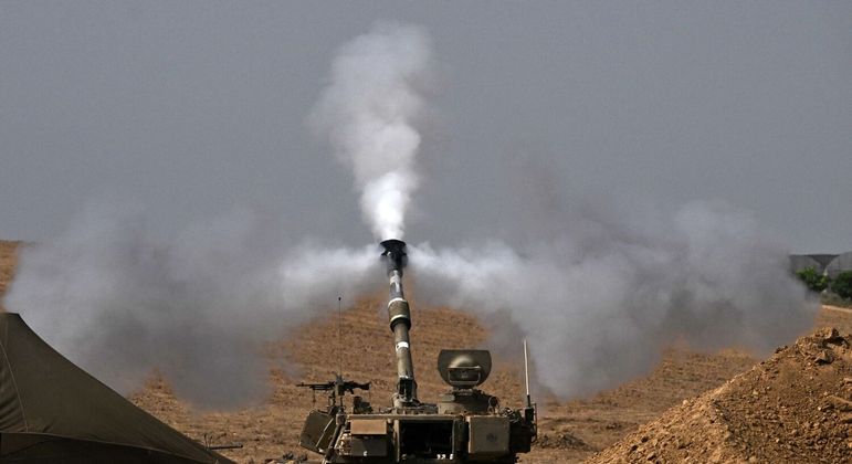 Veículo do Exército israelense dispara contra a Faixa de Gaza no início das operações por terra contra o grupo terrorista Hamas; Israel anunciou nova fase do conflito