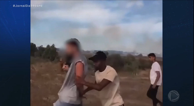 Homens do Hamas sequestram um jovem que estava em território israelense no sábado (7)