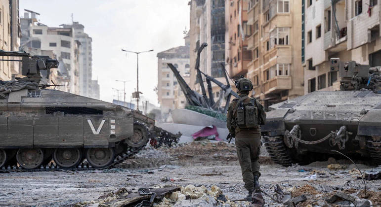 Soldados israelenses realizam incursão terrestre na Faixa de Gaza