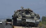 Comboio militar de Israel transporta um tanque na região norte do país, próximo à fronteira com o Líbano, onde estão os terroristas do Hezbollah
