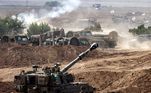 Tanques e veículos de Israel reunidos, nesta quinta-feira (12), no sul do país, na fronteira com Gaza. Mais de 100 mil homens já estão na região