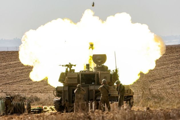 O ataque do Hamas, no último sábado (7), provocou uma reação forte de Israel, que faz agora uma contraofensiva e promove  ataques à Faixa de Gaza. Além das bombas, o Exército israelense já tem cerca de 300 mil homens na fronteira com Gaza, e há uma expectativa de invadir a região controlada pelo grupo terrorista.Na foto acima, você vê o disparo de uma bomba a partir de um tanque que está no sul da fronteira, nesta quinta-feira (12)