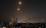 Israel dispara mísseis para interceptar foguetes lançados pelo Hamas na noite deste domingo (8)