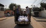 Caminhão transporta, neste domingo (8), corpos de israelenses que morreram devido aos ataques promovidos pelo grupo terrorista Hamas