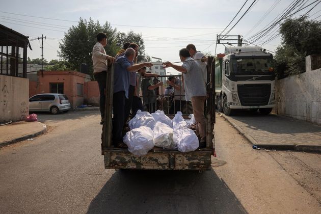 Caminhão transporta, neste domingo (8), corpos de israelenses que morreram devido aos ataques promovidos pelo grupo terrorista Hamas