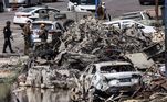 Israel amanheceu neste domingo (8) ainda sob ataques do Hamas, que iniciou o conflito na madrugada do sábado (7). Na foto acima, uma estação policial completamente destruída, na cidade de Sderot, após os ataques que vieram da Faixa de Gaza