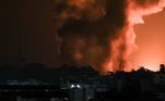 Fogo e fumaça sobem de prédios atingidos na Faixa de Gaza após contra-ataque de Israel ao Hamas