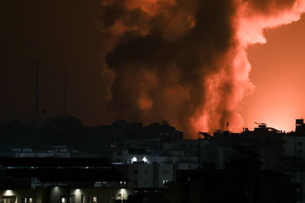 Fogo e fumaça sobem de prédios atingidos na Faixa de Gaza após contra-ataque de Israel ao Hamas