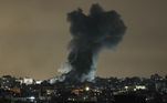 Revide de Israel na noite de domingo (horário local) na Faixa de Gaza deixa uma grande coluna de fumaça na região comandada pelos terroristas do Hamas