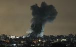 Revide de Israel na noite de domingo (horário local) na Faixa de Gaza deixa uma grande coluna de fumaça na região comandada pelos terroristas do Hamas
