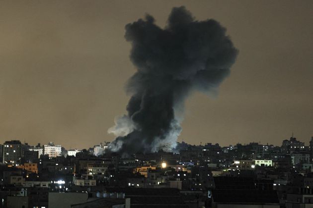 Revide de Israel na noite de domingo (horário local) na Faixa de Gaza deixa uma grande coluna de fumaça na região comandada pelos terroristas do Hamas