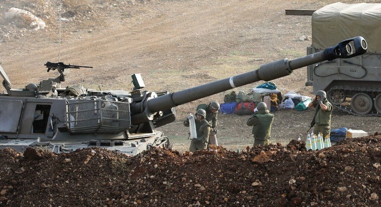 Força de Defesa Israelense revida ataques do Hezbollah no sul do Líbano
