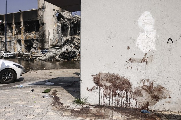 2º dia — Israel declarou guerra contra o Hamas
oficialmente no segundo dia do conflito, lançando bombardeios contra a Faixa de
Gaza. As forças de segurança israelenses descobriram que os terroristas
massacraram uma festa de música eletrônica em Re’eim, cidade próxima à
fronteira da Faixa de Gaza, e mataram 260 jovens que estavam apenas se
divertindo 