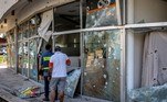 Em Fassouta, um povoado do norte de Israel, um jornalista da AFP viu restos de um foguete em uma estrada. Em Shlomi, outra equipe da AFP viu casas danificadas pela explosão de um foguete que caiu na calçada