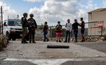 O último lançamento de foguetes do Líbano em direção a Israel ocorreu em abril de 2022, mas o incidente de quinta representa a maior escalada desde a guerra de 2006 contra o poderoso Hezbollah libanês. Ninguém reivindicou a autoria dos ataques até agora e o exército do Líbano disse que desmantelou plataformas de lançamento de foguetes encontradas no sul do território libanês