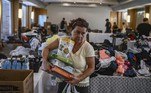 No térreo do hotel, a maior parte do espaço está ocupada por pilhas de roupas, brinquedos, alimentos e produtos de higiene — recolhidos por doações em questão de horas