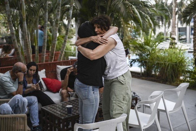 Cerca de 150 moradores do kibutz Beeri também foram entrevistados pela AFP e disseram que dezenas dos 1.200 membros da comunidade agrícola morreram ou foram feitos reféns durante o ataque do Hamas. Agora, eles estão hospedados em um hotel próximo ao mar Morto