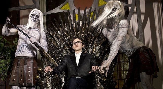 Issac Hempstead Wright viveu personagem de Bran Stark, que termina a série como rei