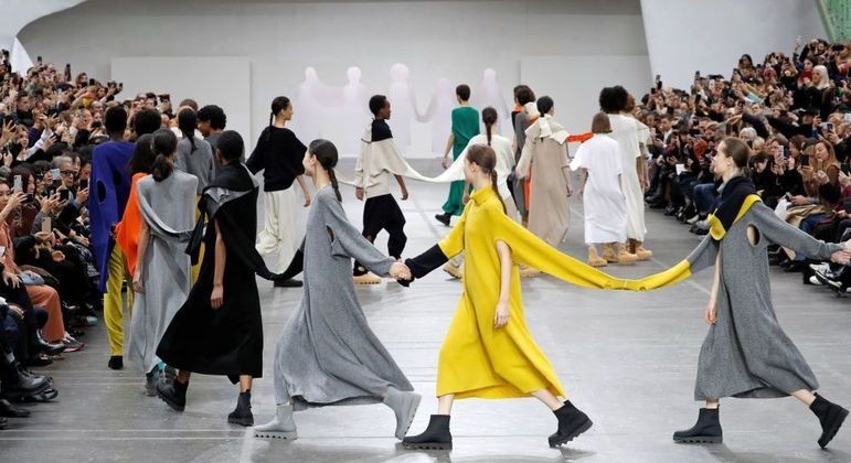 Modelos desfilam com criações de Miyake, na França, em 2020