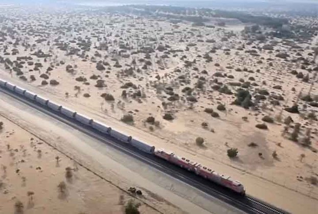 Isso porque eles estão construindo uma ferrovia gigante que deve percorrer mais de dois mil quilômetros pelo deserto.