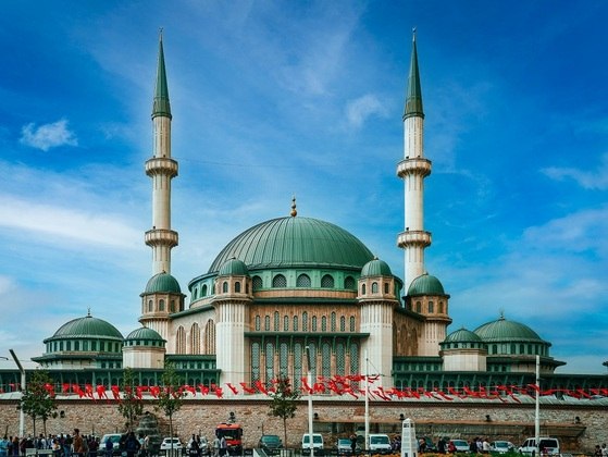 Istambul, Turquia: A cidade tem um charme que mistura o visual das mesquitas com cúpulas, ruas de paralelepípedos e mercados labirínticos. A culinária também é prestigiada com frutos do mar grelhados e uma forte cultura de cafés que funcionam até de madrugada.