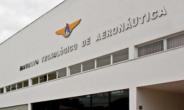 O vestibular do ITA (Instituto Tecnológico de Aeronáutica) foi realizado pela primeira vez no domingo (16) com possibilidade de inclusão de candidatos com deficiência física. O edital do concurso foi retificado em setembro, e as inscrições foram excepcionalmente reabertas entre os dias 19 e 27. Segundo a instituição, um candidato com deficiência visual se inscreveu e solicitou prova tamanho A3 com fonte Arial tamanho 18. Ao todo, são 9.364 candidatos, que disputam 150 vagas, sendo 36 para os optantes pela carreira militar