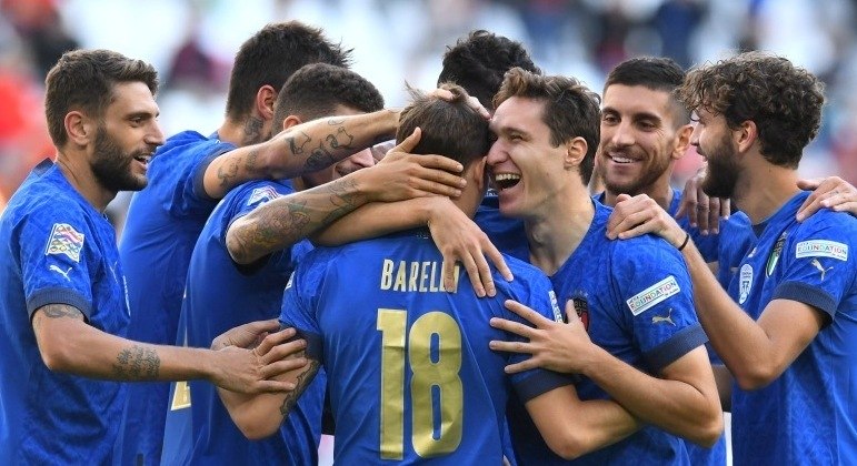 Os abraços dos "Azzurri" a Barella, autor do gol do 1 X 0 da Itália