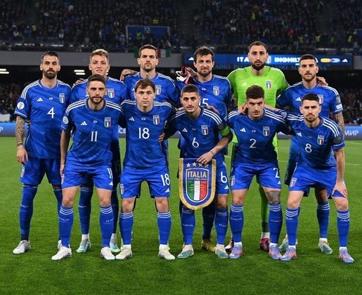 Dividindo o quinto lugar com outras três seleções, a Itália é uma das escolhidas como as melhores do mundo pelos brasileiros. A Azzurra ficou com apenas 1% de todos os votos da pesquisa. Fora das últimas duas Copas do Mundo, os italianos se seguram nos quatro títulos mundiais conquistados até 2006