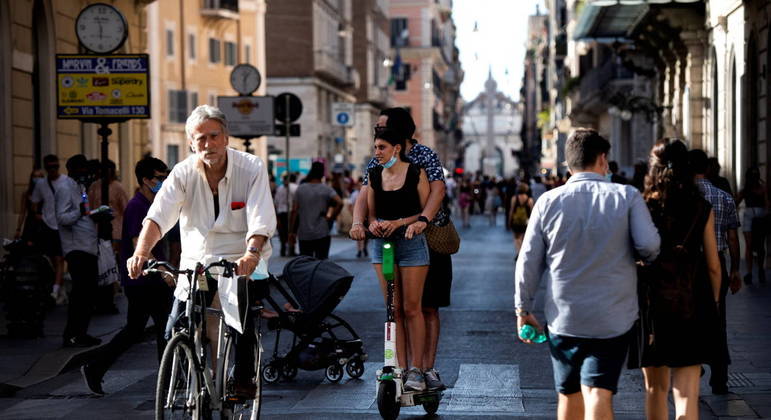 Europa enfrenta alta de casos impulsionados pela variante Ômicron