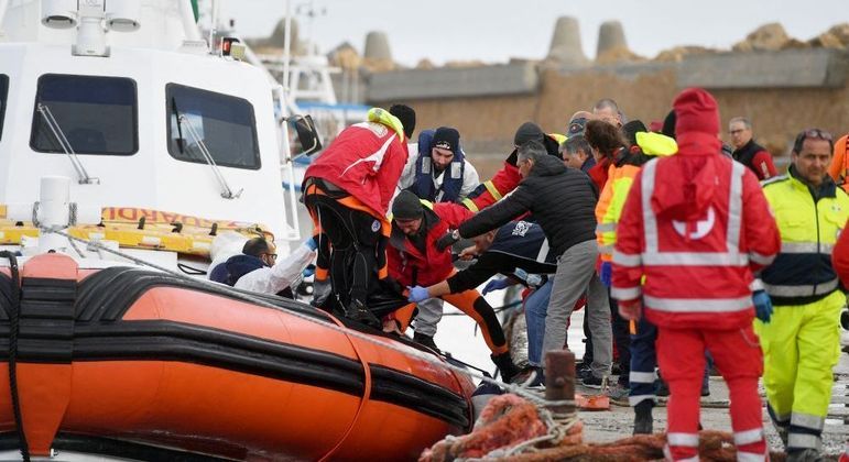 Equipe italiana resgata migrantes da Europa em naufrágio no início de 2023