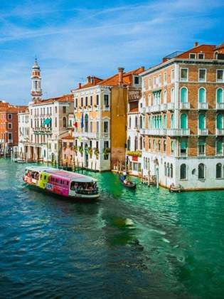  Itália- O país recebe 50  milhões de turistas estrangeiros, principalmente nas cidades de Roma, Florença, Milão e Veneza (foto), além de ilhas como Sicília e Sardenha. 