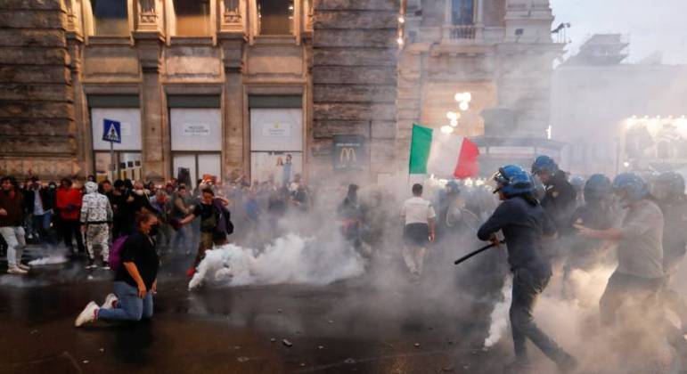 Manifestantes entram em confronto com policiais durante um protesto contra o uso do certificado sanitário, em Roma