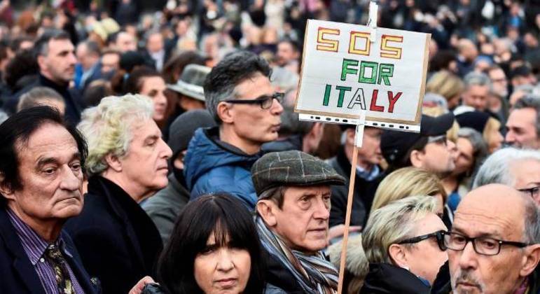 Italianos protestam contra a vacinação em Milão