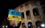 Italianos em frente ao Coliseu, em Roma, clamam pelo fim da guerra