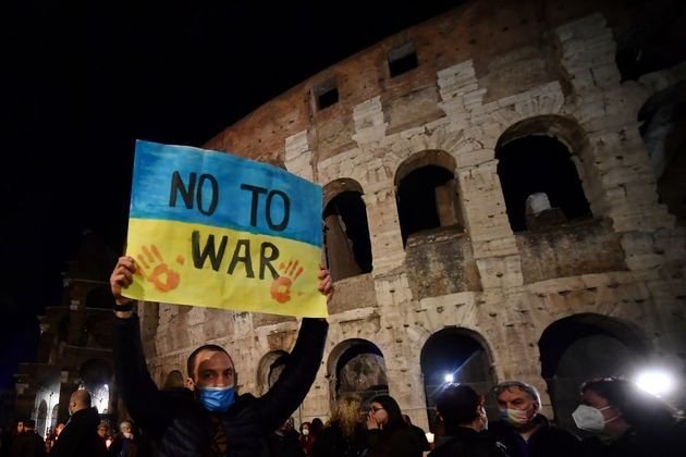Italianos em frente ao Coliseu, em Roma, clamam pelo fim da guerra