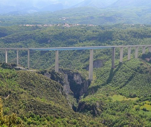 Italia viaduct - 259m - Localizado na rodovia Salerno-Reggio Calabria, na Itália, atravessa o vale do rio Lao.  Aberto em 1969,  era o viaduto mais alto da Europa até 2004 (passou a perder justamente para o Millau, na França)