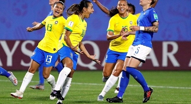 Marta comemora o gol histórico. A maior artilheira das Copas. Sem patrocínio