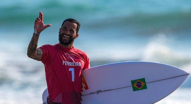 Famosos comemoram medalha de ouro do surfista Ítalo ...