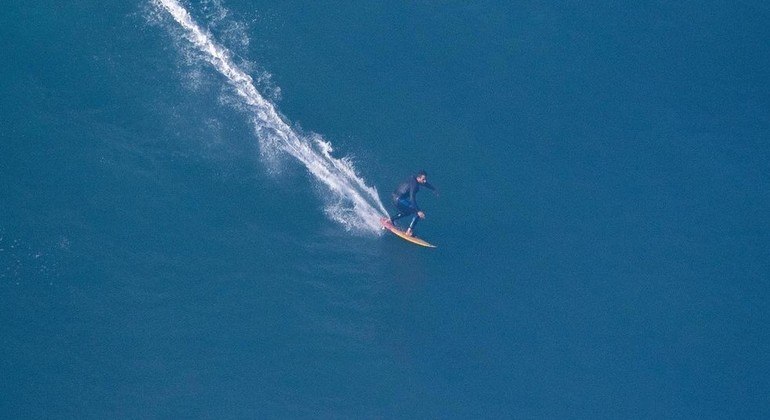 Italo ficou pequeno dentro da gigantesca onda em Nazaré, em Portugal