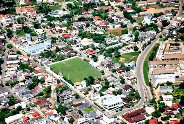 Italva é uma cidade no Norte Fluminense, com cerca de 15 mil habitantes. Ela fica a cerca de 345 km da capital e nas proximidades de Macaé e Campos dos Goytacazes, importantes para a economia do estado.  O pequeno município, aliás, já pertenceu à Campos. 